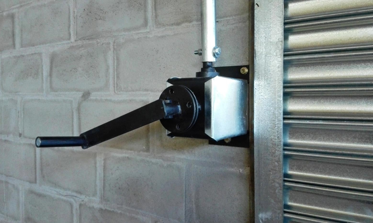Gear-operated industrial roller shutter door