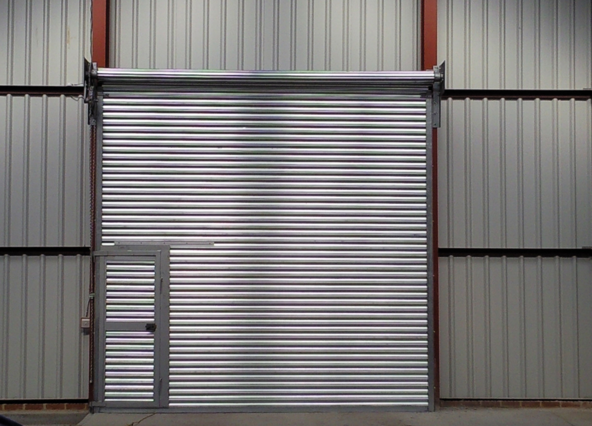 Roller shutter door with integrated wicket gate
